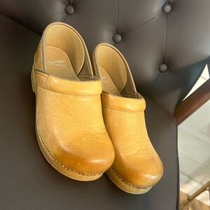 Size 40 wide honey distressed dansko clog